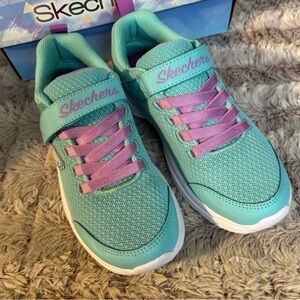 𝅺SKECHERS Girl Sneakers size 2